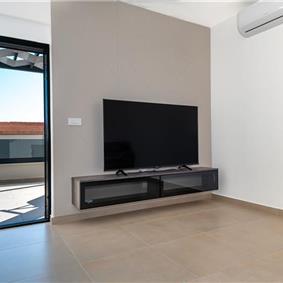 4 Bedroom Villa with Pool near Vodice town, Sibenik Riviera, sleeps 8